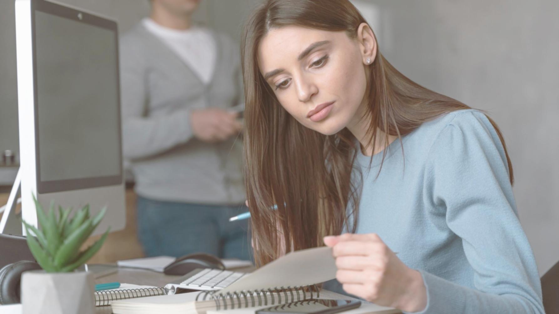 Consulente finanziario che lavora con cliente