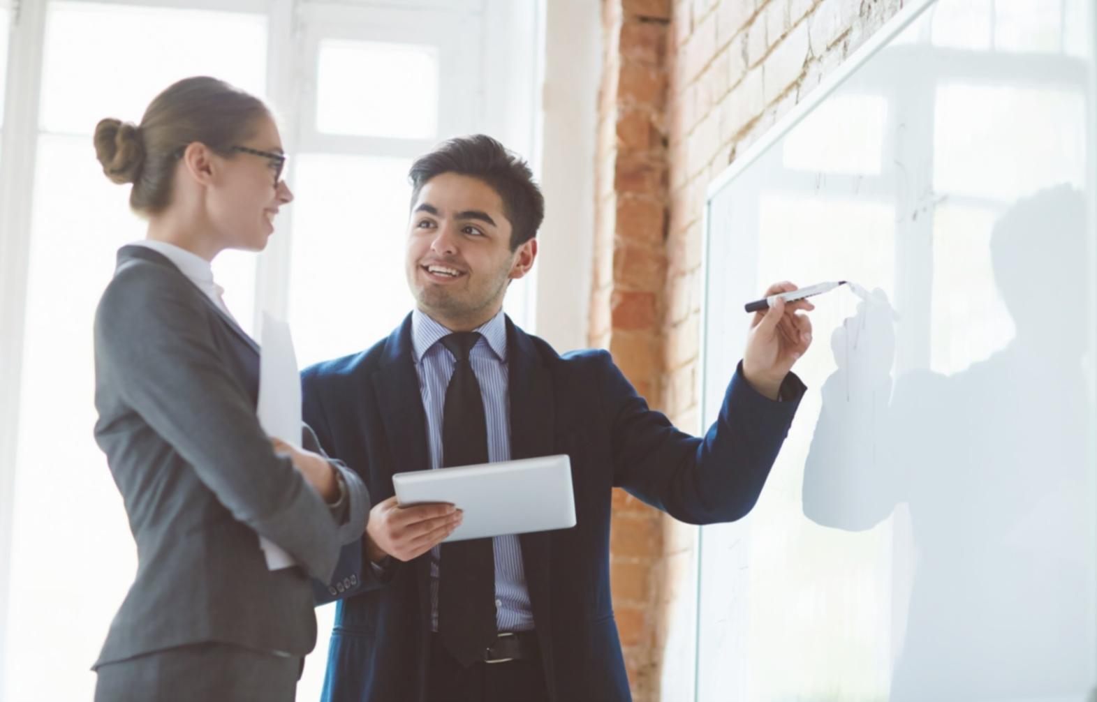 Consulente finanziario al lavoro con documenti e calcolatrice